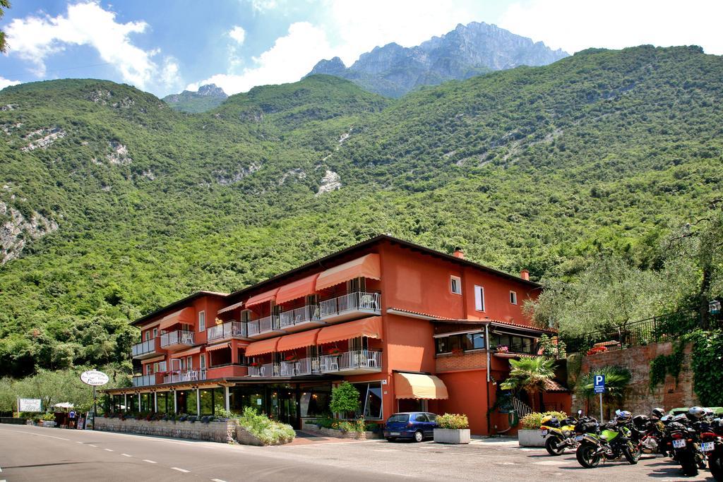 Hotel Baitone - Nature Village Мальчезине Экстерьер фото